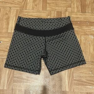 Lululemon shorts size 4